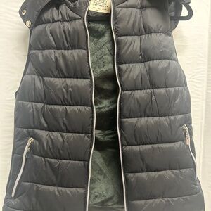 Women’s hooded puffer vest size L